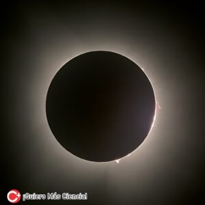 Durante un eclipse solar total, se pueden observar fenómenos únicos como las cuentas de Baily y las prominencias solares.
